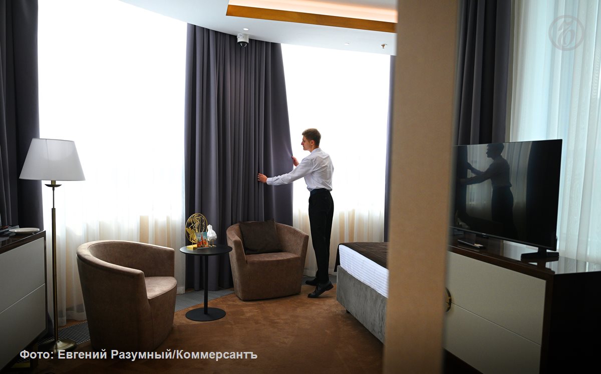 Доля апартаментов и квартир в структуре бронирований деловых туристов в 2025 году составила 18 увеличившись на 4 процентных пункта год к году подсчитали в сервисе Островок Командировки Спрос на квартиры и апартаменты выше в небольших городах и отдаленных населенных пунктах Например в Норильске в 2025 году они сформировали 76 бронирований в Новом Уренгое 58 в Нижнем Тагиле 54 а в Зеленоградске 46 В крупных городах хорошо развиты отельные сети и небольшие гостиницы но в некоторых локациях апартаменты становятся единственным возможным вариантом размещения поясняет руководитель сервиса Островок Командировки Любовь Васильева Еще одним важным фактором при выборе апартаментов и квартир может быть стремление оптимизировать бюджеты Такой вариант размещения обходится вдвое дешевле отелей Ъузнал