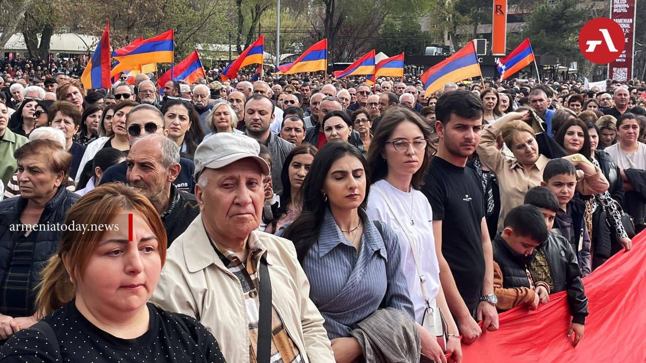 Мэрия Еревана не дала разрешения на шествие и сидячую акцию, запланированные после митинга арцахцев, несмотря на то, что сам митинг был одобрен. Об этом Pastinfo сообщил член Совета по защите прав арцахцев Апрес Маргарян.  «Мы проинформируем народ о проделанной работе, а дальнейшие шаги будут определены на месте — после опроса мнения собравшихся. <...> Решение примем на месте — вместе с народом», — заявил Маргарян.  Митинг пройдет сегодня в 18:00 на Площади Свободы.