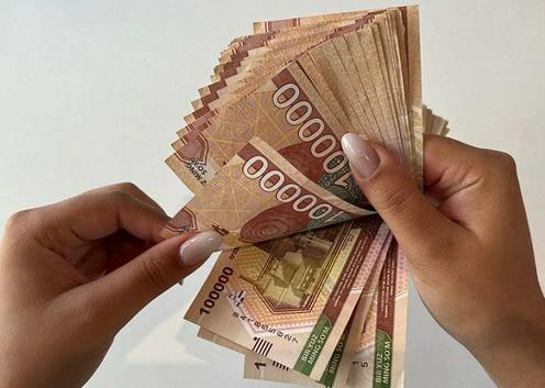 Зарплаты в Ташкенте почти в 1 7 раза превысили оклады в среднем по Узбекистану В январе декабре 2025 года средний размер номинальной заработной платы в Узбекистане составил 6 3 млн сумов 520 Тогда как аналогичный показатель в Ташкенте достиг отметки 10 7 млн 883 то есть почти в 1 7 раза превысив оклады по стране Причем за весь прошлый год зарплаты в столице и в среднем по Узбекистану выросли практически одинаково на 18 3 и 18 9 соответственно Подробнее на нашем сайте Актуальные новости из Центральной Азии fergananews