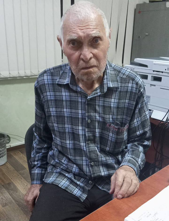 МВД разыскивает родственников дедушки, которого нашли в районе Почтамта во Владикавказе Мужчина не помнит, где живет. Правоохранителям он представился как Владимир Кабулов, по его словам, ему 82 года. В настоящее время дедушка находится в отделе полиции №2. «Если вы узнали мужчину, являетесь его родственником или знакомым, пожалуйста, незамедлительно свяжитесь с полицией по номеру 59-69-00», — сообщается в тексте.