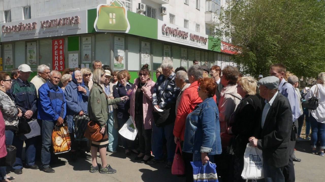 Суд вынес приговор организаторам кооператива «Семейная копилка» Елена Виттер, Александр и Ксения Кирьяновы, Гульдар Мамбетова и Наталья Санькова признаны виновными по статьям мошенничество и легализация денежных средств в особо крупном размере. По данным суда, с октября 2014 по апрель 2019 подсудимые организовали работу кредитно-потребительского кооператива «Семейная копилка» по принципу «финансовой пирамиды». Офисы организации были расположены на территории Москвы, Казани, Екатеринбурга, Челябинска, Перми, Уфы, Оренбурга и Тюмени. Работники кооператива заключали с гражданами договоры сбережений и инвестиционных займов, работа кооператива активно рекламировалась. Вкладчикам обещали высокие доходы. Фактически же кровные 1,1 тыс. потерпевших похищались. Ущерб, превысил 415 млн рублей. Елена Виттер и Александр Кирьянов пытались легализовать похищенное, приобретая недвижимость, автомобили, а также ювелирные изделия на 19 млн рублей. Но в итоге попали под уголовное дело. Все подсудимые получили сроки от 3 до 10 лет с отбыванием в исправительной колонии общего режима и штрафами в размере от 200 до 600 тыс. рублей. Оренбуржье