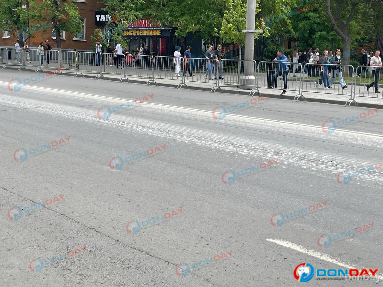 Военная техника разбила асфальт на параде в Ростове На Театральной площади и Большой Садовой в Ростове местные жители заметили разбитый асфальт после парада Победы 9 мая, сообщает DonDay. В параде участвовало свыше 60 единиц техники, включая «Тайфун ВДВ», «Терминатор», комплекс РЭБ и машины времен Великой Отечественной войны.