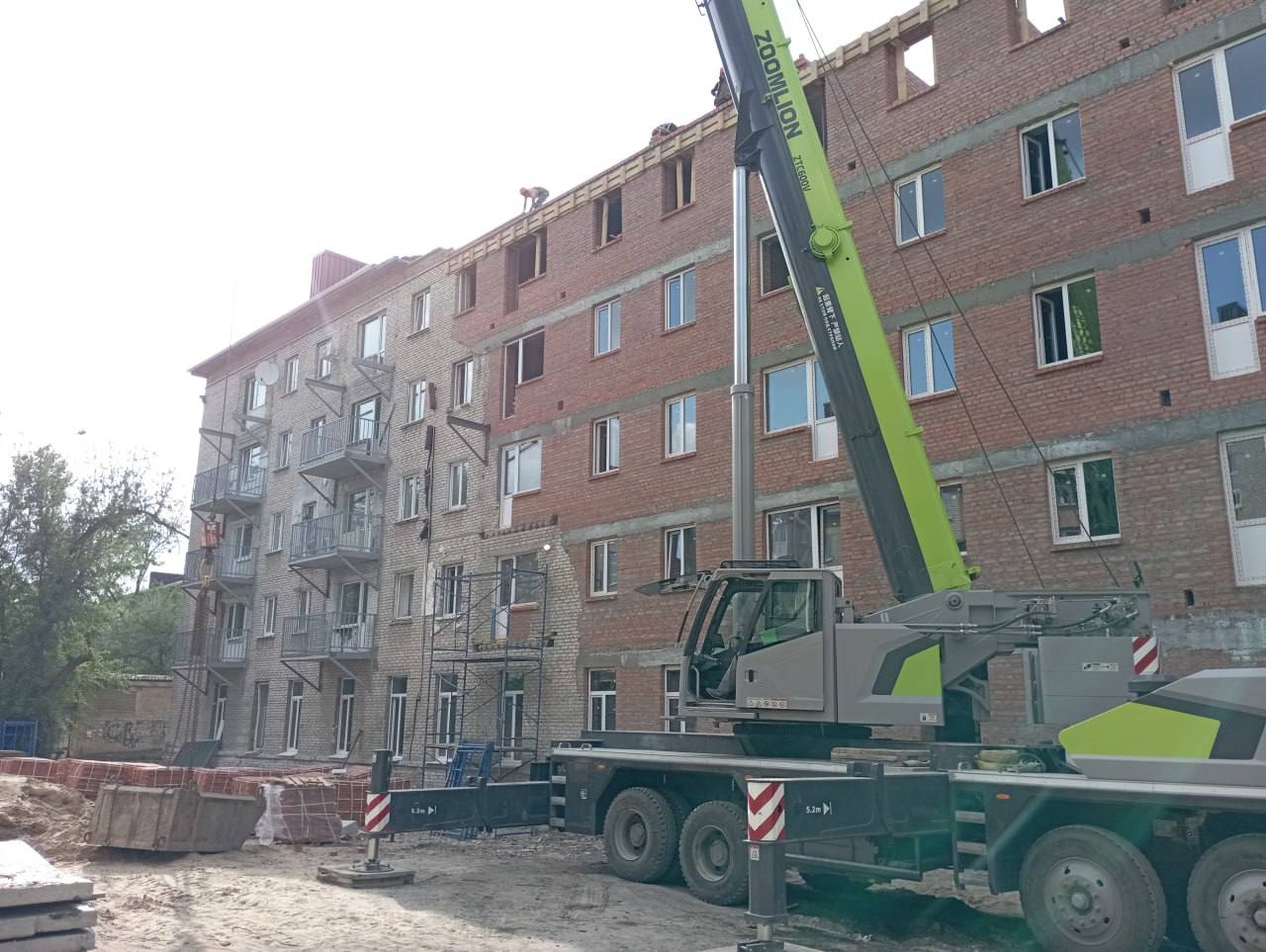 Восстановление многоквартирного жилого дома в квартале Ватутина, пострадавшего в результате ракетного удара ВСУ летом 2024 года, постепенно выходит на завершающий этап Строители приступили к возведению верхнего этажа здания, оборудованию подвала и внутренним работам, сообщила в своем ТГ-канале глава столичной администрации Яна Пащенко. Параллельно со строительством капитальных стен специалисты производят монтаж балконных плит, остекление оконных блоков и прокладку проводки. Сдача в эксплуатацию и заселение дома запланированы до конца года. Работы выполняют специалисты ППК «Единый заказчик».