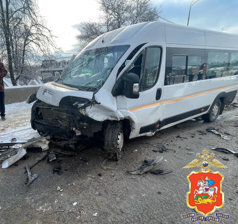 Три человека пострадали в массовом ДТП с маршруткой под Сергиевым Посадом.  Водитель «Киа» врезался сначала в «Мицубиси», а после в маршрутку «Фиат» на проспекте Красной армии. В результате аварии пострадали водитель иномарки, устроившей ДТП, и два пассажира маршрутки. Силовики устанавливают обстоятельства массовой аварии.