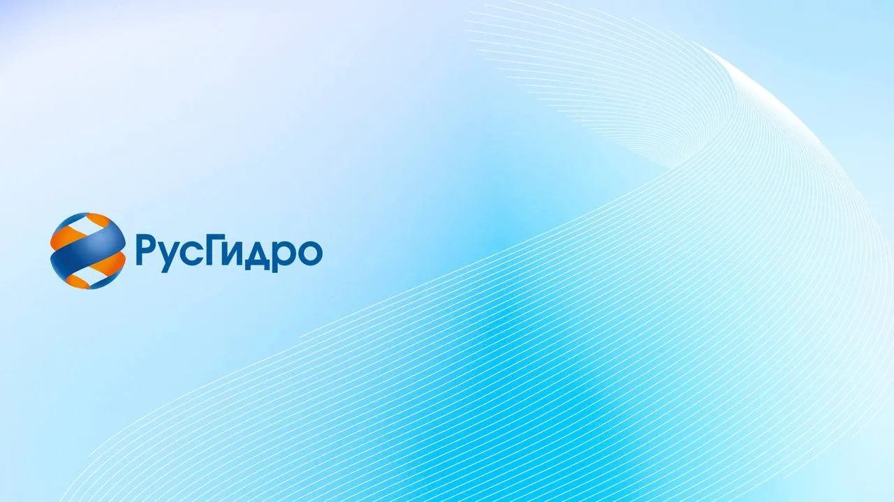 Решения принятые Советом директоров РусГидро Совет директоров РусГидро принял к сведению отчет о реализации пятилетней Программы повышения качества услуг с использованием цифровых технологий и ИИ предоставляемых потребителям электро и теплоэнергии Сегодня в 193 офисах сбытовых подразделений Холдинга обеспечивается очное обслуживание потребителей 75 офисов работают в формате Единого расчетно информационного центра ЕРИЦ по стандарту 15 15 и принципу Единое окно Для самостоятельного обслуживания клиентов доступны видеоконсультанты и терминалы ввода данных Дистанционно 4 3 млн клиентов 91 обслуживаются с помощью интеллектуальной голосовой системы Smart IVR 24 7 в шести часовых поясах на базе контактного центра Совет директоров утвердил отчет о выполнении плана мероприятий по реализации непрофильных активов РусГидро за 2025 год Объем затрат на содержание непрофильных активов по Группе РусГидро за отчетный период сокращен на 21 5 млн рублей в год Совет директоров утвердил отчет об организации страховой защиты ПАО РусГидро в 2025 году Совет директоров одобрил изменения в Техническую политику Группы РусГидро Целью Технической политики является определение основных направлений применения и развития технологий и технических решений обеспечивающих повышение надежности безопасности и эффективности функционирования производственных объектов Группы РусГидро в краткосрочной и долгосрочной перспективе Совет директоров ПАО РусГидро одобрил дальнейшее развитие проектов ВИЭ на территории ДФО в том числе реализацию Программы модернизации объектов локальной генерации и проектов модернизации систем теплоснабжения За период 2021 2025 годов Группа РусГидро ввела в эксплуатацию 17 автоматизированных гибридных энергокомплексов АГЭК в Республике Саха Якутия Камчатском крае и Сахалинской области суммарной мощностью 43 5 МВт включая 6 7 МВт на базе возобновляемых источников энергии ВИЭ и 4 3 МВт систем накопления энергии Из них 14 АГЭК возведены в рамках энергосервисных проектов что позволило привлечь более 3 2 млрд руб частных инвестиций на модернизацию локальной энергетики Дальневосточного федерального округа Совет директоров РусГидро утвердил отчет за 2025 год о реализации программы инновационного развития ПИР Группы РусГидро на 2020 2024 годы с перспективой до 2029 года При реализации ПИР в 2025 году выполнены мероприятия по импортозамещению включая локализацию производства иностранной продукции и системную поддержку российских поставщиков на период достижения ими конкурентоспособности сопоставимой с зарубежными аналогами Осуществлены закупки инновационной и высокотехнологичной продукции на 2 5 млрд руб в том числе у субъектов малого и среднего предпринимательства на 1 3 млрд руб Подробнее читайте на сайте РусГидро