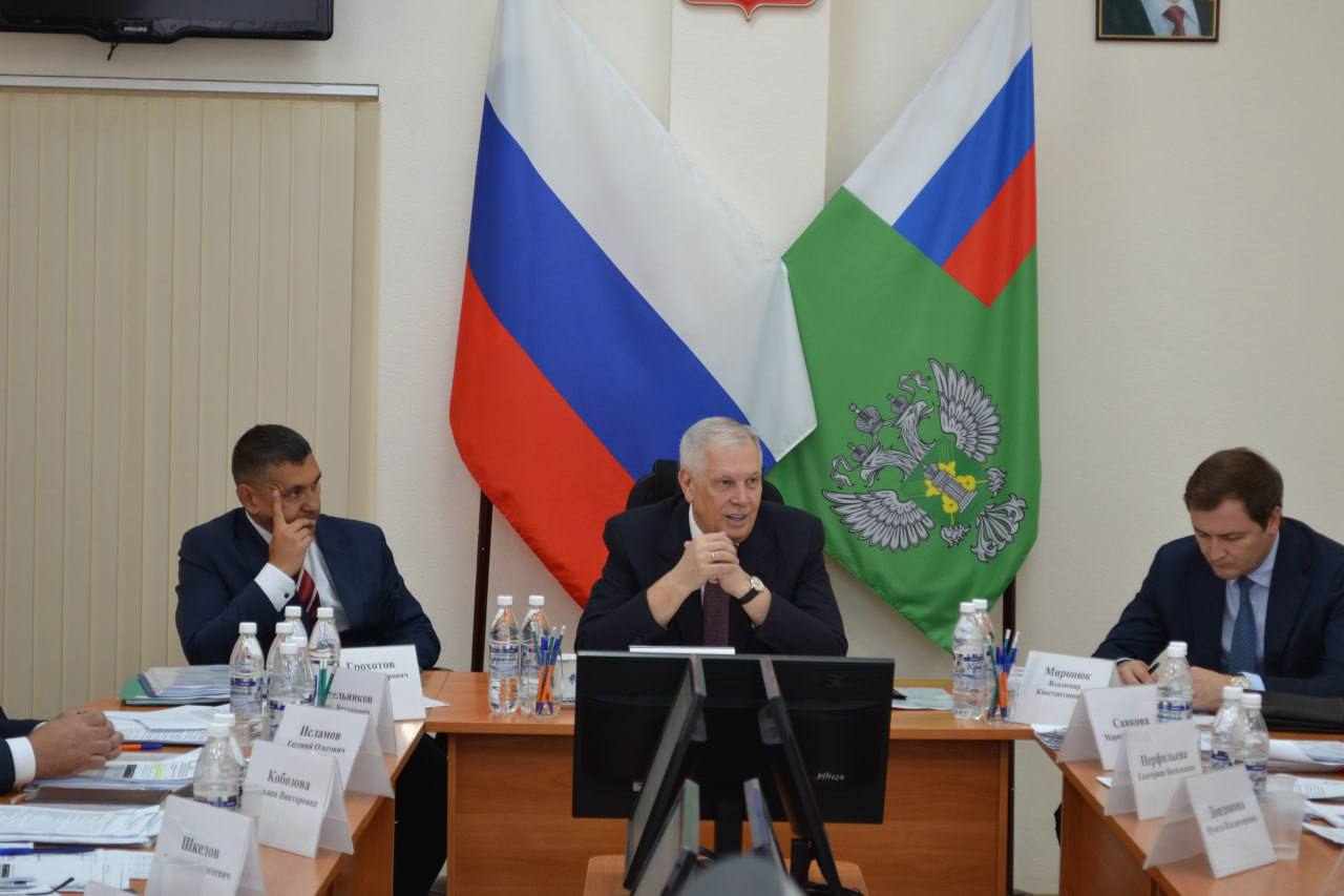Глава Россельхознадзора Сергей Данкверт посетил Читу  23 июля прошло совещание с участием руководителя Россельхознадзора и сотрудников управления по Забайкальскому краю.  На встрече Данкверт выделил главные направления работы регионального ведомства:    Важно не допускать массового распространение инфекционных болезней среди животных    В обороте должна быть только мясная продукция от идентифицированных животных, зарегистрированных в системе «ВетИС» — «Хорриот»    Следует укрепить контроль за целевым использованием земель сельхозназначения и изымать неиспользуемые участки    Необходимо продолжать поиск и устранение карантинных сорных растений на территории края.         ZAB.RU