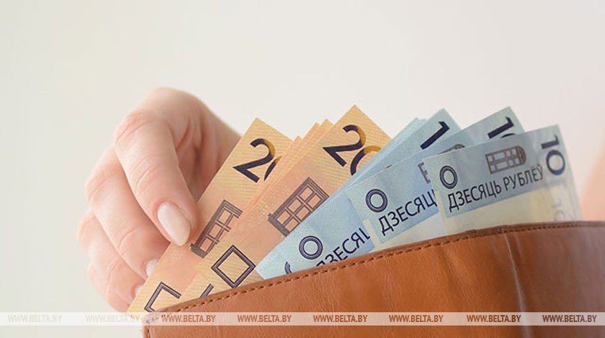 Средняя зарплата в Беларуси в октябре составила Br2758 6 Самая высокая средняя заработная плата зафиксирована в Минске Br3653 5 В Минской области она составила Br2800 2 Брестской Br2470 2 Гродненской Br2468 7 Гомельской Br2444 9 Могилевской Br2315 6 и Витебской Br2286 1 Самые высокие заработки у работников сферы информации и связи Br5960 финансовой и страховой деятельности Br3992 2 строительства Br3677 профессиональной научной и технической деятельности Br3390 9 промышленности Br2912 2 транспортной деятельности складирования почтовой и курьерской деятельности Br2694 1  Поддержать канал бустами Inst TikTok ВК OK FB