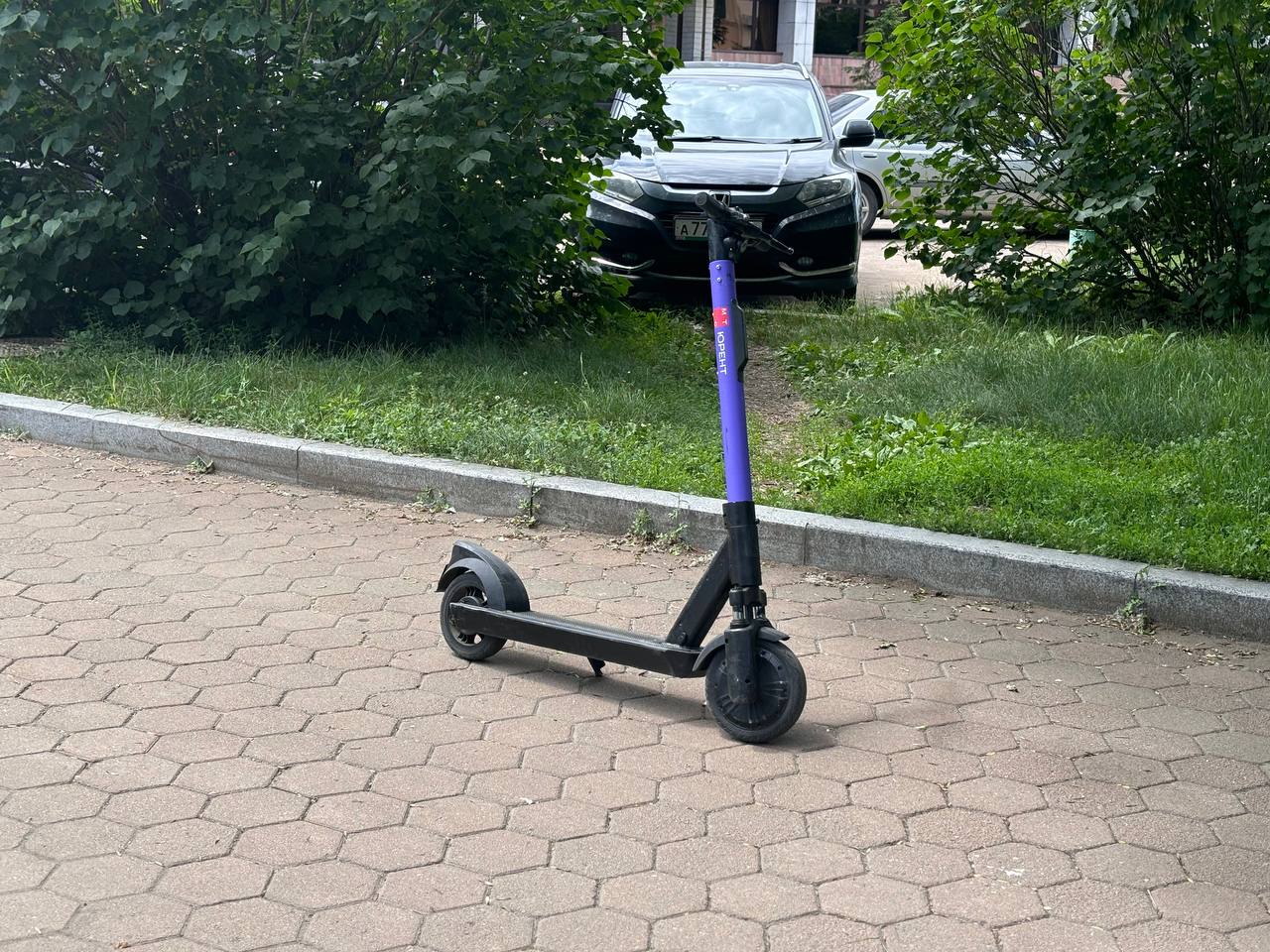 50 тысяч рублей заплатит за ДТП самокатчик в Биробиджане  В мае гражданин, управляя электросамокатом, совершил столкновение с несовершеннолетним, управляющим велосипедом.  В результате ДТП несовершеннолетний получил телесные повреждения.  В этой связи прокурор города Биробиджана в суд в интересах несовершеннолетнего направил иск о взыскании с виновника ДТП компенсации морального вреда.  Требования прокурора были удовлетворены в полном объеме, и судом постановлено взыскать в пользу несовершеннолетнего компенсацию морального вреда в размере 50 000 рублей. Решение суда не вступило в законную силу.    Все НОВОСТИ ЕАО в одном месте  жми    Прислать новость