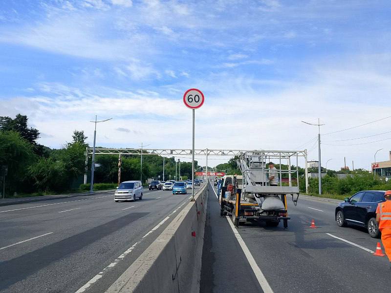 Во Владивостоке вводят изменения скоростного на подъезде к развязке на Седанке На участке от улицы Десятой до развязки Де Фриз Седанка ограничат разрешенную максимальную скорость с 80 до 60 км ч Решение было принято на основе рекомендации ГАИ по итогам проведенных мониторингов по выявлению и предотвращению очагов аварийности Автомобилистов просят быть внимательными и строго соблюдать требования технических средств организации дорожного движения