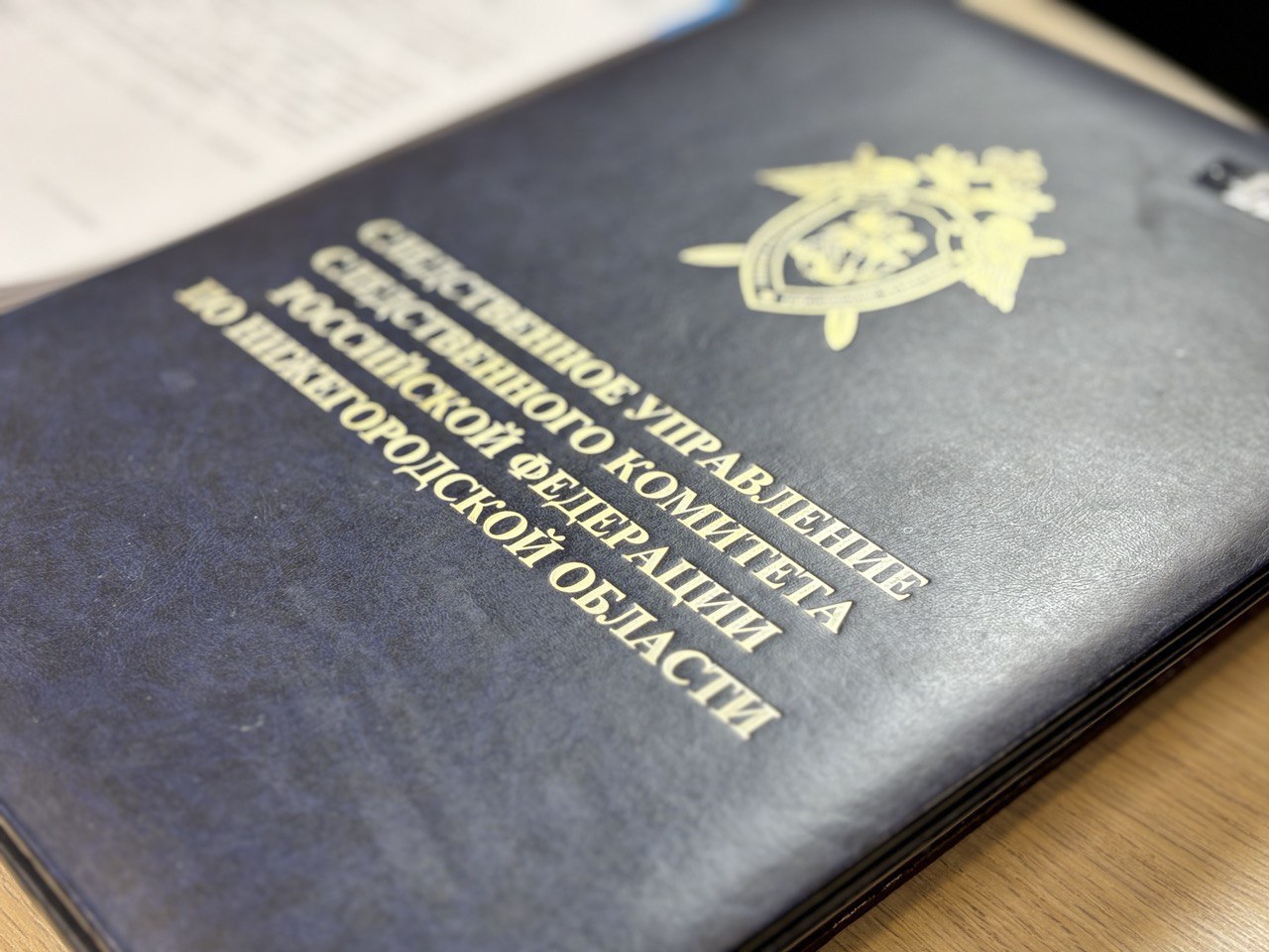 В городе Сарове бывший специалист дорожно эксплуатационного предприятия подозревается в мошенничестве Следователем следственного отдела ЗАТО г Саров следственного управления СК России по Нижегородской области расследуется уголовное дело в отношении бывшего специалиста по охране труда дорожно эксплуатационного предприятия подозреваемой в совершении преступлений предусмотренных ч 3 и ч 4 ст 159 УК РФ мошенничество совершенное лицом с использованием своего служебного положения в крупном и особо крупном размере По версии следствия не позднее января 2023 года подозреваемая подготовила от имени своей знакомой зарегистрированной в качестве самозанятой и подписала у неосведомленного о ее преступных намерениях директора предприятия ряд договоров на оказание услуг по обучению и проверке знаний охраны труда персонала На основании фиктивных документов на счет знакомой были перечислены денежные средства в сумме более 2 млн рублей получив которые подозреваемая распорядилась ими по своему усмотрению Противоправные действия фигурантки выявлены и пресечены сотрудниками городской прокуратуры и оперативными сотрудниками УФСБ России по Нижегородской области В ближайшее время ей будет предъявлено обвинение и избрана мера пресечения В настоящее время по уголовному делу следователем СК России продолжается проведение необходимых следственных действий сбор и закрепление доказательственной базы Подписывайтесь на Нижегородский Следком в Телеграм в MAX