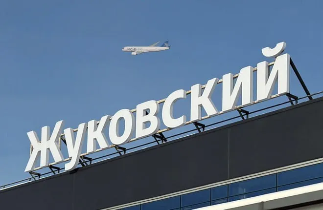 Аэропорт Жуковский расширит пассажирский терминал на 10 Подмосковный аэропорт Жуковский приступил к расширению пассажирского терминала Это первое капитальное переустройство с момента открытия аэропорта в 2016 г К началу четвертого квартала 2026 г нынешний терминал площадью 17 тысяч кв м планируется увеличить примерно 10 на 1 600 кв м По словам гендиректора воздушной гавани Александра Сенина новые площади обеспечат развитие зон международного и внутреннего прилёта включая установку дополнительной багажной ленты Следует отметить что изначально планы развития Жуковского включали последовательное расширение терминала на 30 тыс кв м к 2018 г и на 13 тыс кв м еще через два года Это должно было обеспечить увеличение максимальной пропускной способности воздушной гавани с 4 5 млн до 12 млн пассажиров Однако аэропорту пока не удалось достичь расчетного пассажиропотока В 2018 г Жуковский обслужил 1 16 млн пассажиров в 2024 г 1 49 млн пассажиров Подробнее на ATO RU Фото аэропорт Жуковский Подписаться на ATOjournal