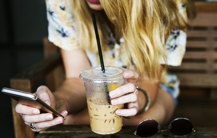 В Финляндии анонсировали запрет детям до 15 лет пользоваться соцсетями Сейчас ведётся подготовка соответствующих документов сообщил премьер Петтери Орпо В интервью журналистам он заявил что обеспокоен бездействием несовершеннолетних По мнению главы кабмина времяпрепровождение детей и подростков перед экраном гаджетов отнимает у них возможность заниматься спортом что негативно влияет на их здоровье Орпо также привёл в пример зарубежный опыт ограничений на использование соцсетей заявив что Дания Франция и Норвегия либо уже ввели подобный запрет либо к нему готовятся Подписаться на Говорит Москва Telegram VK MAX