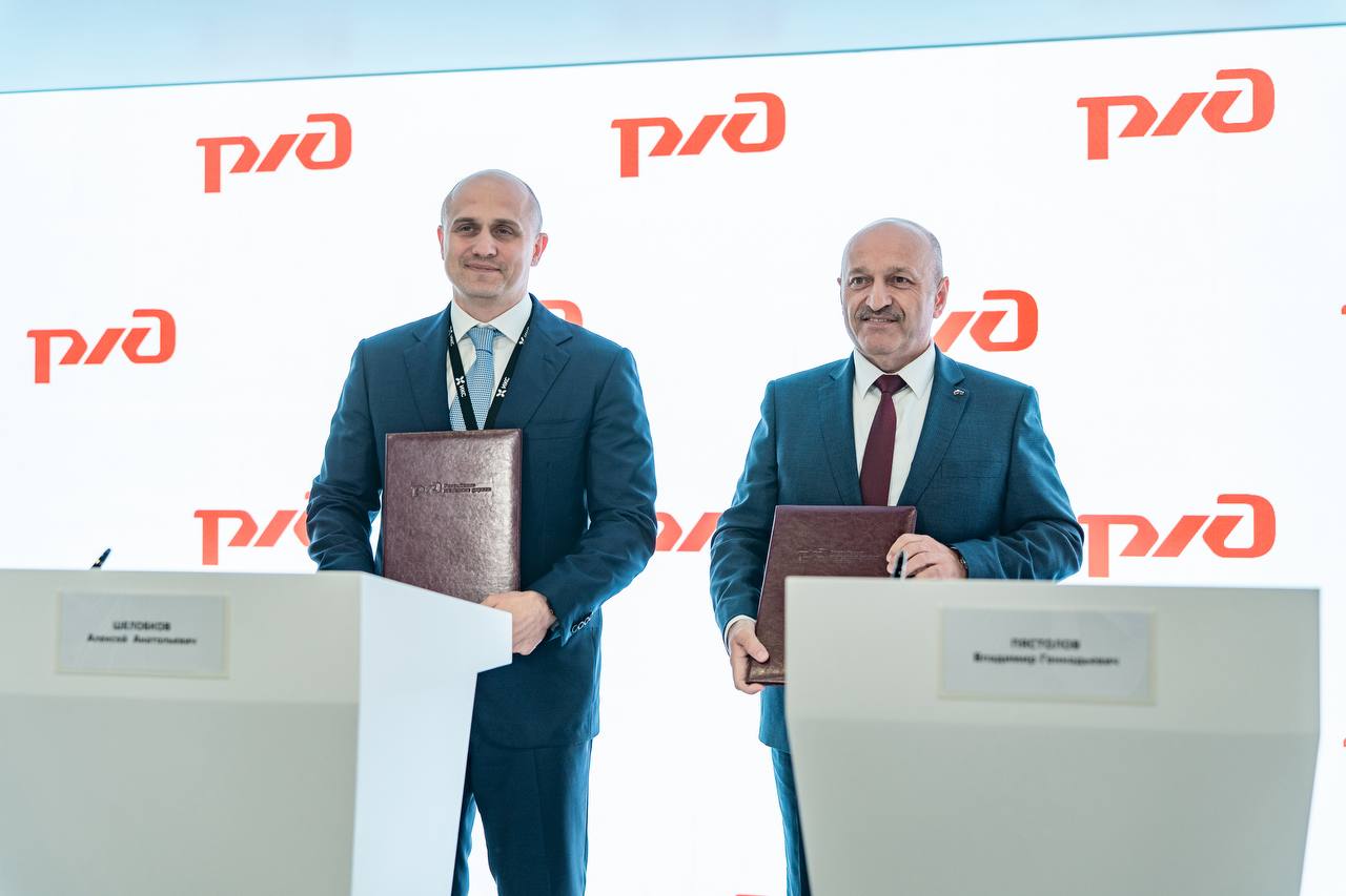 Вместе с БЮРО 1440 обеспечим пассажиров высокоскоростным интернетом Для этого на полях ПМЭФ–2025 заключили соглашение о сотрудничестве с российской аэрокосмической компанией БЮРО 1440 входит в ИКС Холдинг . Подписи под документом поставили генеральный директор АО «ФПК» Владимир Пястолов и генеральный директор ИКС Холдинга, генеральный директор БЮРО 1440 Алексей Шелобков. В планах – оборудовать составы ФПК абонентскими терминалами для приёма сигнала от низкоорбитальной спутниковой группировки БЮРО 1440. В результате наши пассажиры и поездные бригады будут обеспечены качественной связью на всем пути следования. Подробнее