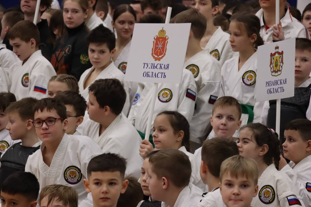 В Туле проходят чемпионат и первенство ЦФО по восточному боевому единоборству, посвященные 80-й годовщине Победы в Великой Отечественной войне  В спортивном центре «Тула-Арена» около 300 участников в возрасте от 8 до 21 года и старше из Владимира, Брянска, Воронежа, Иваново, Липецка, Тамбова, Тулы, Москвы и Московской области собрались побороться за медали.   В рамках состязаний пройдут также открытые областные соревнования по восточному боевому единоборству в группе спортивных дисциплин «кобудо».   Победители представят свои регионы на чемпионате и первенстве России.  #Спортнормажизни