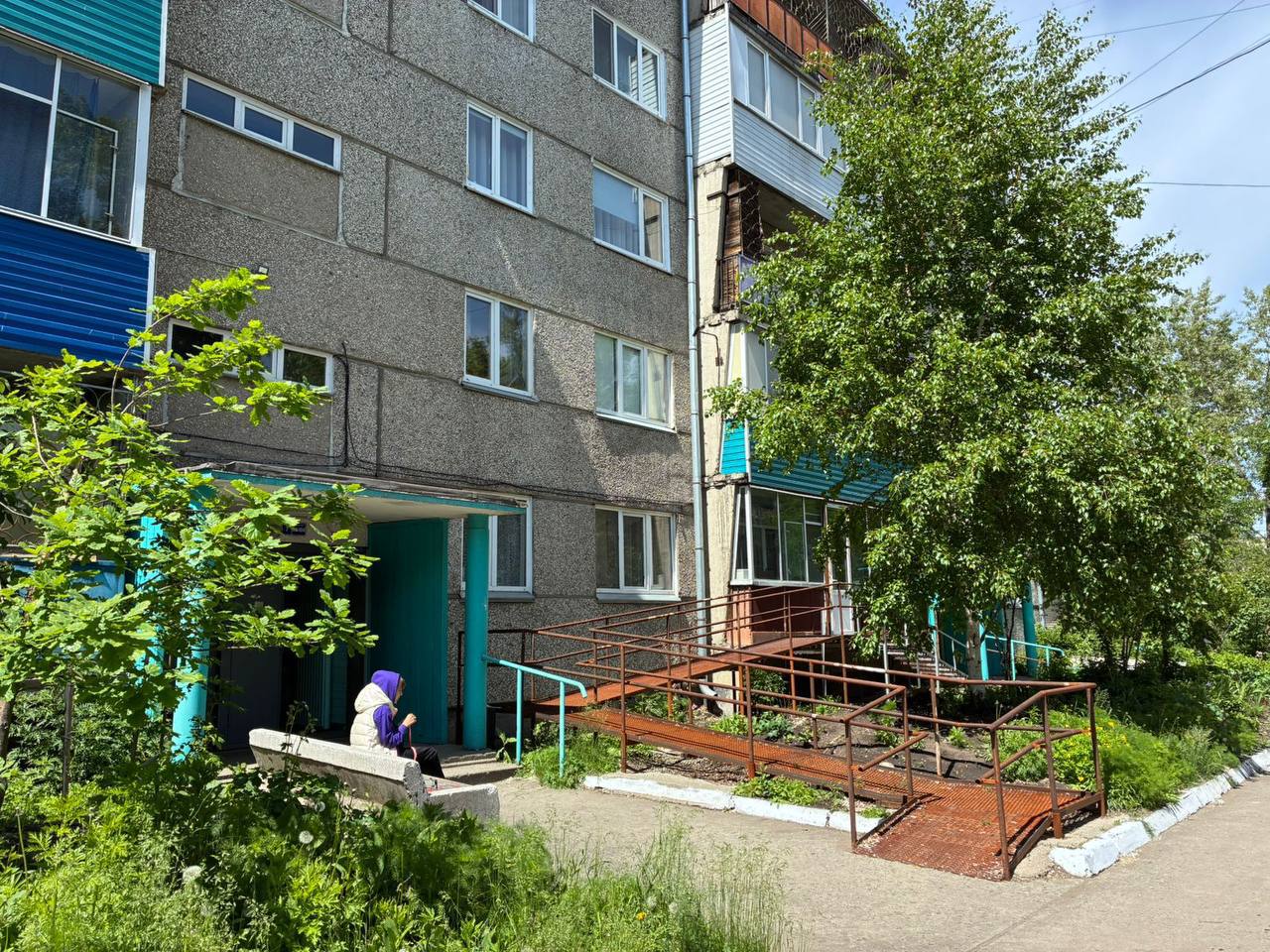 Маленький мальчик выпал из окна дома в Саяногорске Инцидент произошел в Енисейском микрорайоне города. По данным следователей, мальчик возрастом 1 год и 5 месяцев забрался на подоконник на кухне и выпал из открытого окна 2 этажа. Лежащего на улице малыша заметили прохожие. Родители ребенка были дома, но находились в другой комнате и спали. Также в доме были его 4-летняя сестра и 6-летний брат. Мальчик попал в больницу с ушибами различных частей тела, врачи оказывают необходимую помощь. Следователи проводят проверку. Известно, что семья состоит на профилактическом учете.