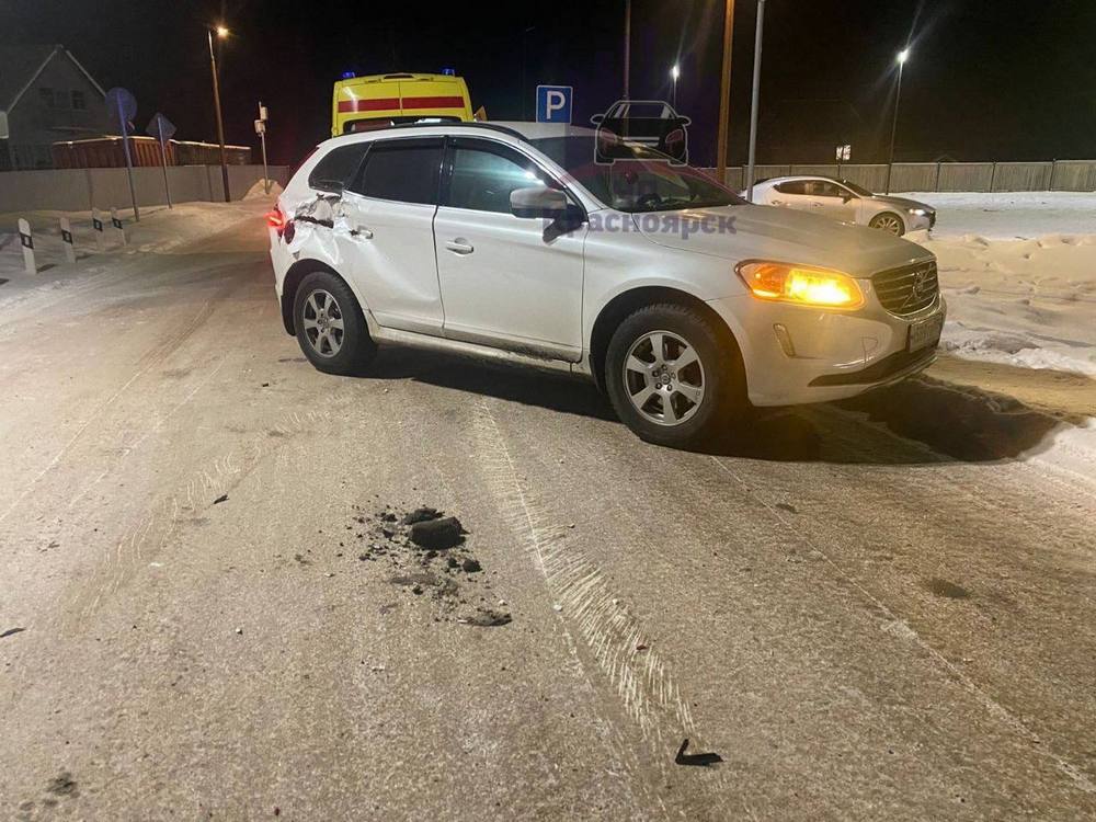 Электричка зацепила Volvo на переезде в Овсянке  На переезде через железнодорожные пути в Овсянке кроссовер Volvo не успел проскочить перед приближавшейся электричкой, которая шла из Красноярска в Дивногорск. Произошло столкновение.  В КрасЖД сообщили, что по предварительным данным, 8 февраля в 18:46, водитель автомобиля «Вольво» выехал на переезд на запрещающий сигнал светофора перед приближающимся электропоездом. Машинист применил экстренное торможение, однако расстояние было недостаточным, и столкновения избежать не удалось. Пострадавших нет, повреждений железнодорожной инфраструктуры, схода подвижного состава нет.  После непродолжительной стоянки электропоезд поехал дальше и прибыл в Дивногорск с отклонением от расписания на 8 минут.  Предварительная причина ДТП — выезд легкового автомобиля на пути перед приближающимся электропоездом. Транспортная прокуратура начала проверку.  Newslab