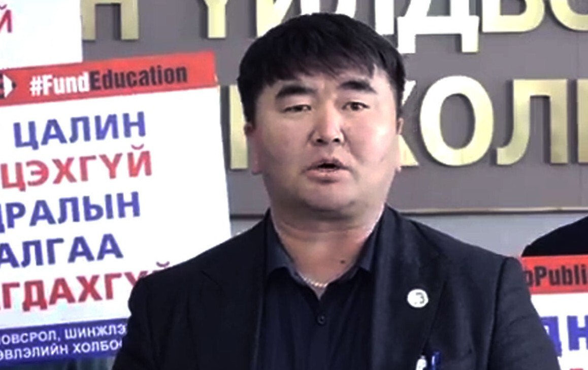 Учителя против системы правительство обещает повышение зарплат бюджетникам На центральной площади Улан Батора не утихают протесты учителей и медицинских работников Уже несколько дней подряд представители социальных профессий требуют от государства обратить внимание на их тяжелое положение Люди на которых держится вся система образования и здравоохранения устали жить в нищете Подробнее на Бабре монголия mongoluls24