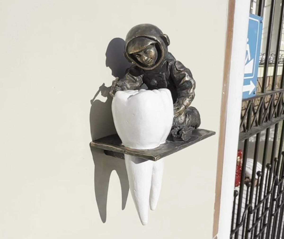 В Калуге появился космонавтик стоматолог   kaluganews ru fn 1800650 html В Калуге появился 34 й Космонавтик теперь стоматолог Узнайте где его установили и как он выглядит   Прислать новость Подписаться