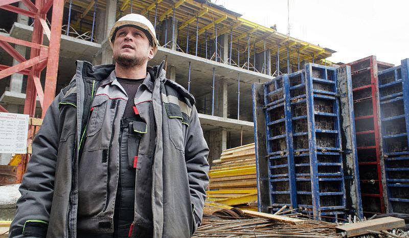 Этажи над фундаментом роста: 10 августа строители Поморья отметят профессиональный праздник  Строительная отрасль – среди главных драйверов развития экономики Архангельской области: об этом вновь шла речь во время рабочей встречи Президента России Владимира Путина с главой региона Александром Цыбульским, состоявшейся 24 июля в Северодвинске. Как прозвучало в докладе губернатора, Поморье – абсолютный лидер в Арктической зоне РФ по объёмам ввода жилья.   Что нового происходит в отрасли и какие ещё показатели говорят о высокой активности строителей Севера? Рассказываем в нашем материале.