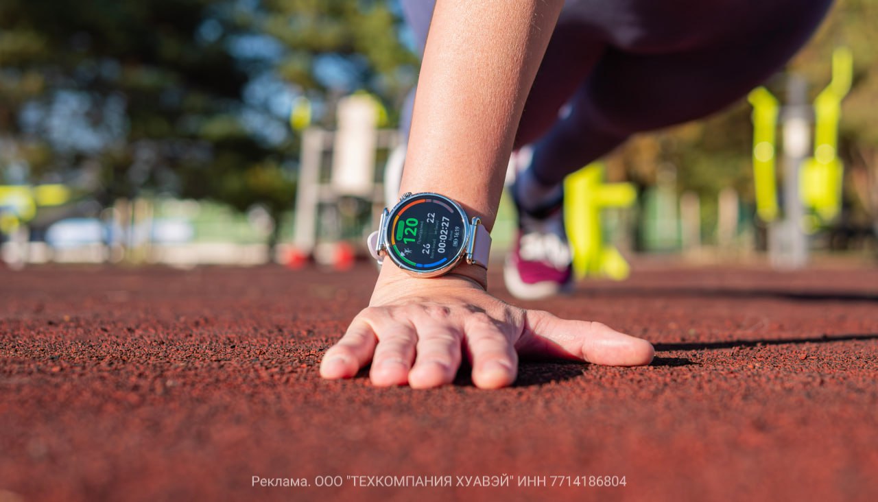 В М Видео стартовали продажи устройств новой серии HUAWEI WATCH GT 6 Эти смарт часы 2 в 1 С одной стороны у них есть множество спортивных фишек которые помогают тренироваться максимально эффективно Поддерживаются профессиональные режимы для велоспорта катания на лыжах кроссового бега и даже гольфа Также полезна функция многомерного анализа эмоций С другой стороны гаджет выглядит стильно и становятся отличным аксессуаром в повседневной жизни Особенно выделяется флагман HUAWEI WATCH GT 6 Pro который получил сапфировое стекло корпус из титанового сплава и эффектный приподнятый безель При этом мощной батареи хватает до 21 дня