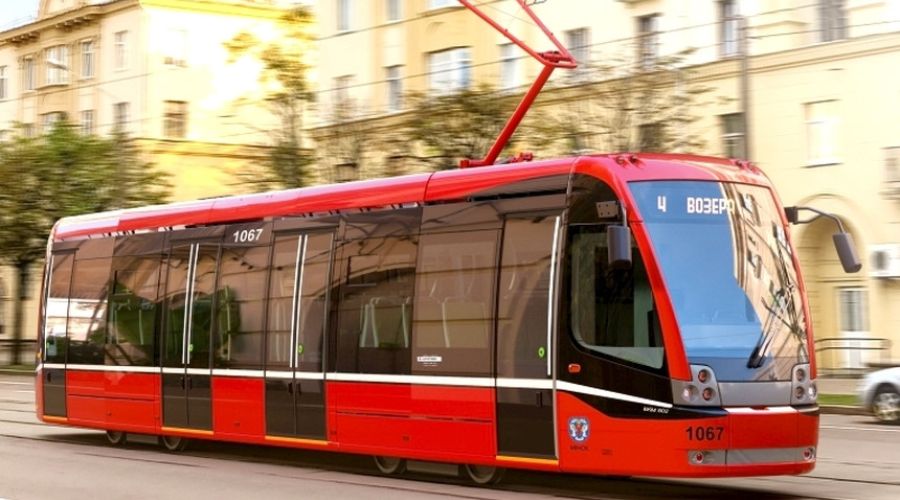 12 трамваев в Алтайский край поставит красноярская фирма по продаже стройтехники КГКУ «Алтайавтодор» определил компанию, которая поставит в Алтайский край 12 трамваев. Победителем аукциона стало ООО «Карьерные машины» из Красноярска, которое поставит трамваи за 742 млн рублей, что на 25,5% меньше, чем изначальная цена торгов. Об этом свидетельствуют данные с портала Госзакупок. Начальная цена закупки составила 996 млн рублей. Заявки на участие подали две компании. Поставить трамваи компания должна до 15 июля 2026 года. В вагонах будут предусмотрены системы пожарной безопасности и аварийного освещения, видеорегистратор, солнцезащитный экран и камеры видеонаблюдения в салоне, а также места для инвалидных колясок. Вместимость каждого трамвая составит не менее 150 человек. ООО «Карьерные машины» зарегистрировано в Красноярске. Основным видом деятельности фирмы является торговля сельскохозяйственными и лесохозяйственными машинами и оборудованием, включая тракторы. Как сообщает издание Банкфакс со ссылкой на представителя Минтранса Алтайского края, «Карьерные машины» занимаются поставками электротранспорта белорусского предприятия «Белкоммунмаш». Фото: bankfax.ru