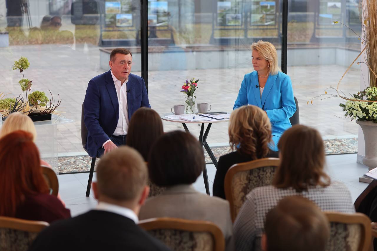 Глава региона рассказал о мерах поддержки для участников СВО и молодых семей при покупке жилья Чтобы поддержать сахалинских бойцов и их семьи в этом году была введена выплата в размере 400 тысяч рублей на первоначальный взнос по Дальневосточной ипотеке Позже эта мера была распространена и на молодые семьи Было принято решение продлить выплату на первое полугодие 2026 года