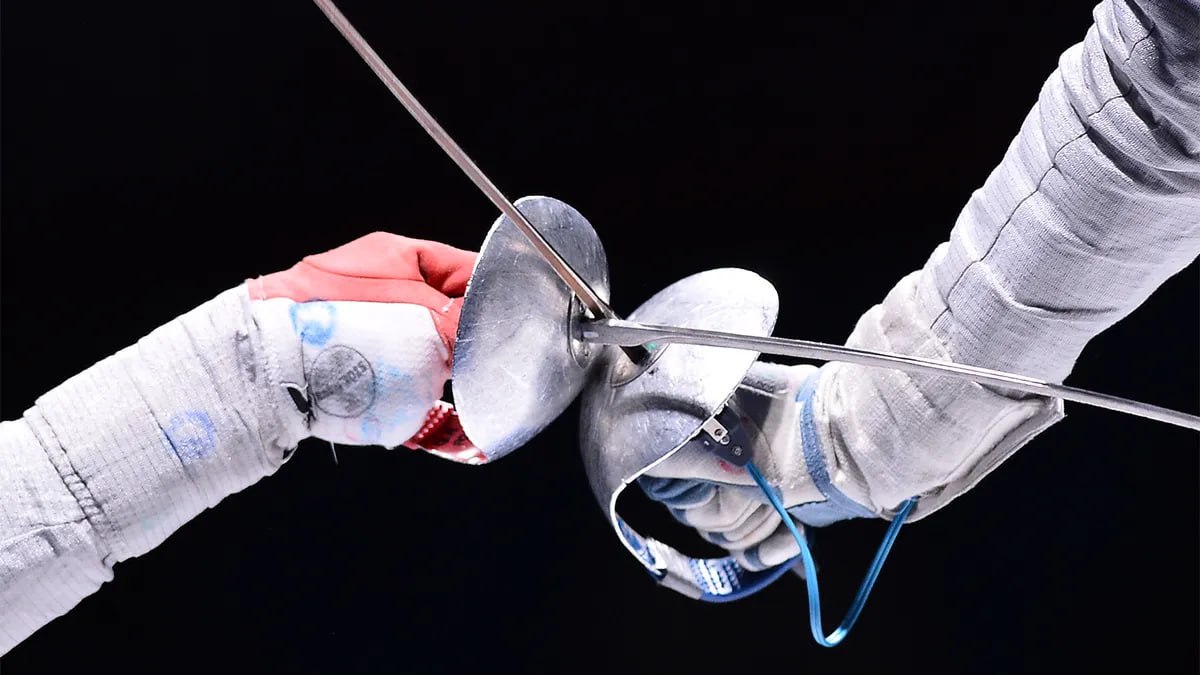 Международная федерация фехтования FIE лишила Эстонию права проведения чемпионат Европы из за недопуска российских и белорусских спортсменов Об этом сообщил генеральный секретарь Эстонского союза фехтования Айвар Паалберг Решение было принято еще 14 января но нас поставили в известность только сегодня приводит слова Паалберга Ohtuleht По информации Delfi турнир перенесен во французский Антони который находится в 12 км от Парижа Он пройдет с 16 по 21 июня Ранее вице канцлер Министерства культуры Эстонии по вопросам спорта Райдо Митт заявил что страна не станет выдавать визы российским и белорусским фехтовальщикам