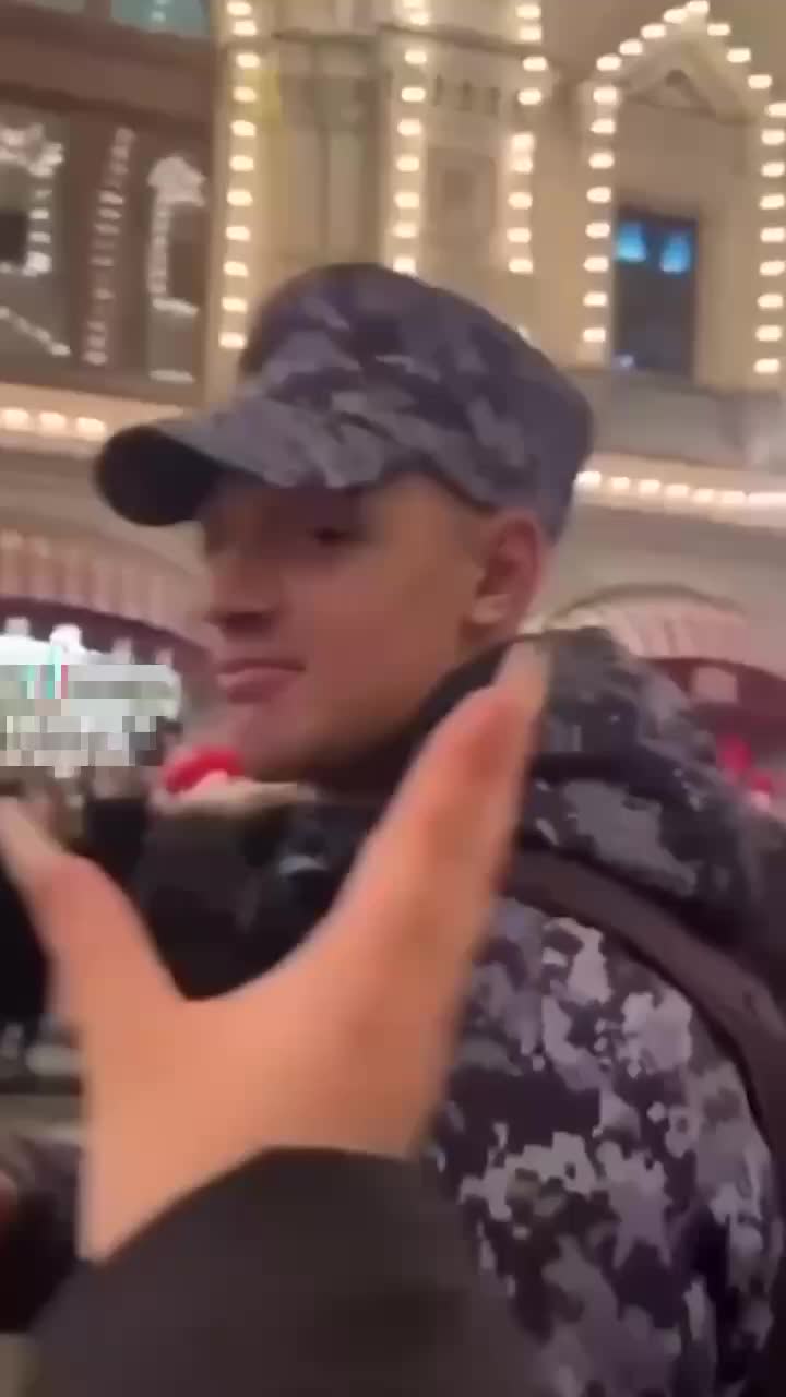 Китайские пользователи восхищены видео с российскими полицейскими на репетиции Парада Победы