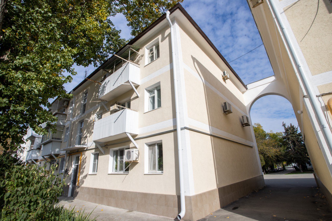 В Анапе завершился капитальный ремонт 2025 года В программу на год вошли 33 дома на общую сумму почти 400 миллионов рублей В них были проведены десятки видов работ обновлены крыши и фасады заменены инженерные сети По итогам года план выполнен на 100 все объекты приняты жильцы уже пользуются обновлёнными домами Благодаря капитальному ремонту условия проживания стали комфортнее а здания безопаснее и энергоэффективнее В целом по Черноморскому побережью и всему региону большая часть программы капитального ремонта этого года также выполнена Капитальный ремонт одно из приоритетных направлений в развитии жилищной сферы региона Программа реализуется по поручению губернатора Краснодарского края и направлена на повышение качества жизни жителей обновление фасадов городов и создание комфортной среды Мы в Мах