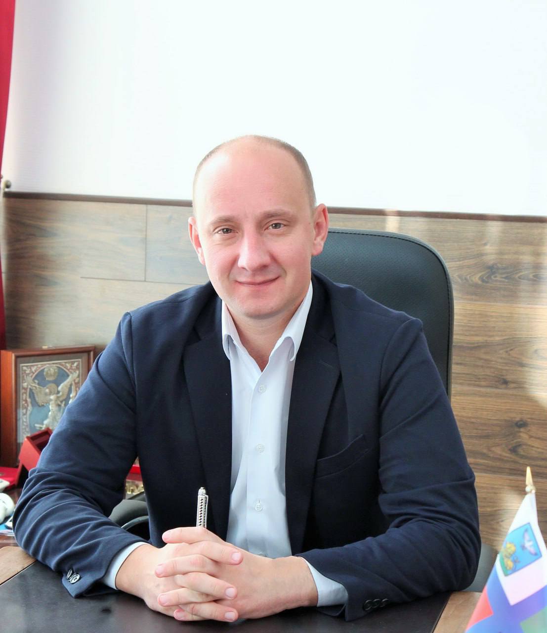 Экс-министр культуры Белгородской области Константин Курганский назначен директором музея-заповедника «Прохоровское поле» Новым руководителем Государственного военно-исторического музея-заповедника «Прохоровское поле» стал бывший министр культуры Белгородской области Константин Курганский. Об этом сообщила министр культуры РФ Ольга Любимова в своём телеграм-канале. «Директором музея-заповедника «Прохоровское поле» назначен Константин Курганский. Выпускник Белгородского государственного института искусств и культуры, ранее трудился в должности министра культуры Белгородской области, работал в администрации губернатора региона и возглавлял управление культуры», — написала Любимова. Ожидается, что под руководством Курганского комплекс продолжит развитие, сохранение исторического наследия и привлечение новых посетителей. Курганский занимал пост министра культуры Белгородской области с января 2022 по апрель 2024 года. Музей-заповедник «Прохоровское поле» — один из крупнейших мемориальных комплексов России, посвящённый крупнейшему в истории танковому сражению Великой Отечественной войны. Прохоровское поле считается третьим ратным полем России после Куликова и Бородинского. Ежегодно его посещают более 300 тысяч человек из России и зарубежья.