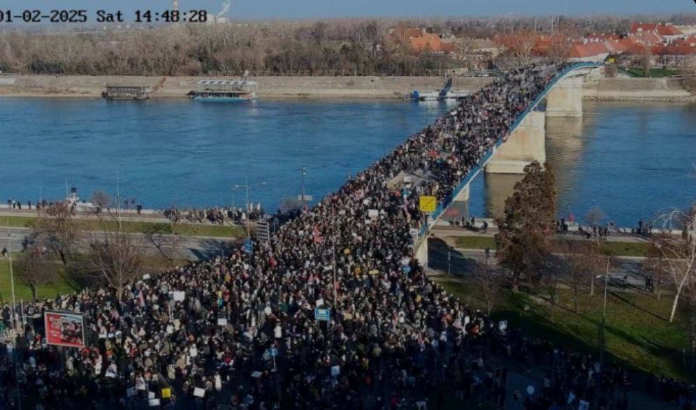 Все 3 моста в Нови-Саде заблокированы протестующими.