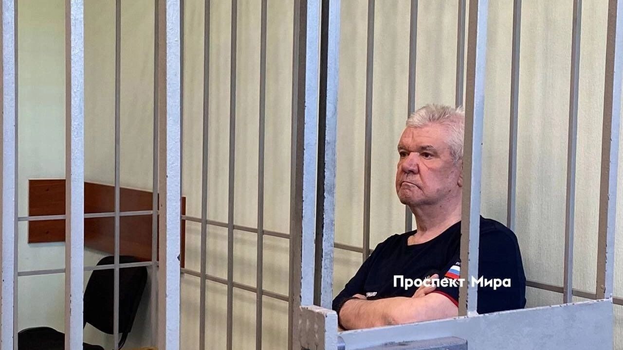 «Сибиряк» требует с минобразования края 157 миллионов из-за школы, за которую судят Егорова. Главу строительной компании «Сибиряк» Владимира Егорова судят по делу о мошенничестве при реконструкции школы в Иланском. По версии следствия, в 2020 году «Сибиряк» построил новую школу за 1,1 миллиарда рублей, завысив стоимость. Компания обратилась с иском в арбитражный суд, указав, что Егоров перечислил министерству «добровольное возмещение ущерба по уголовному делу» 391,7 миллиона рублей. Такая сумма в качестве причиненного ущерба называлась в начале расследования. К концу расследования, после проведения экспертиз, сумма ущерба снизилась до 249,2 миллиона. «Сибиряк» указывает, что Егоровым было выплачено на 142,5 миллиона больше. Теперь компания требует взыскать эту сумму, а также 15 миллионов в качестве процентов за пользование чужими деньгами.