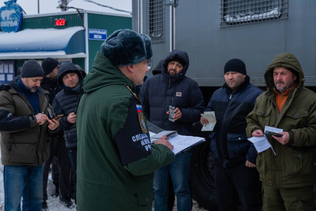 В Нижнем Новгороде мигрантов принудительно доставили в военкомат  Сотрудники военно-следственного отдела провели рейд в одном из городских хостелов и проверили документы более чем у 300 иностранцев.  17 уроженцев республик ближнего зарубежья, получившие российское гражданство, доставили в военкомат, где вручили повестки в армию.  Подпишись \ Предложи новость