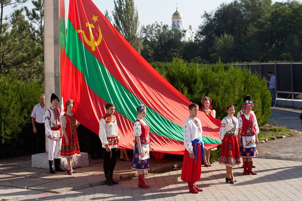 Чтобы подрастающее поколение знало кто стоял у истоков создания Приднестровья защищал республику в 92 году Президент Красносельский призвал старшеклассников принять участие в мероприятиях ко Дню республики 2 сентября на торжественные шествия и возложения в городах и районах ПМР приглашают учеников 10 11 классов студентов ВУЗов и техникумов