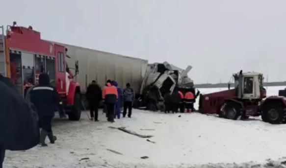 Движение по трассе Тюмень — Омск в Абатском районе восстановлено в штатном режиме. Об этом сообщили в «Уралуправтодоре».  Напомним, на 341-м км дороги столкнулись два большегруза. Один из водителей оказался зажат в деформированной от удара кабине.