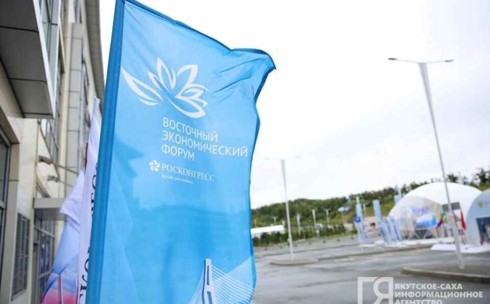 Участниками ВЭФ станут представители 36 стран и территорий   Участие в юбилейном Восточном экономическом форуме подтвердили представители 36 стран и территорий. Ожидается, что форум соберет порядка 6 тысяч участников.   Об этом было объявлено на совещании заместителя Председателя Правительства Российской Федерации — полномочного представителя Президента РФ в Дальневосточном федеральном округе, председателя организационного комитета ВЭФ Юрия Трутнева.