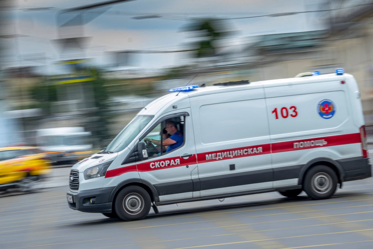 Подростки приехали из Москвы в Петербург погулять, но турпоездка закончилась несчастным случаем  Три столичных школьника решили отпраздновать окончание 9 класса и приехали в Петербург, как сообщает источник  , с разрешения родителей. Однако без присмотра взрослых что-то пошло не так.   Прогуливаясь в парке подростки употребили неизвестное вещество, а затем вернулись в хостел, расположенный на Апраксином переулке. После этого один из мальчиков начал вести себя неадекватно, разбил окно и выпал с третьего этажа. 15-летний школьник выжил, его госпитализировали в крайне тяжелом состоянии.  У ребенка диагностировали кататравму, открытую черепно-мозговую травму, ушиб головного мозга, переломы височной и затылочной кости. Известно, что мальчик воспитывался бабушкой. За его жизнь продолжают бороться врачи.    ИЗВЕСТИЯ/Константин Кокошкин    Подписаться   Прислать новость