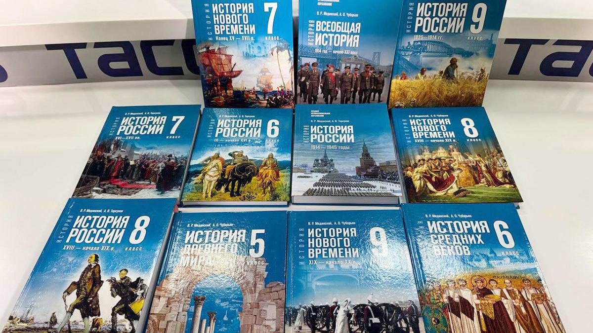 Школы планируют перевести на единые государственные учебники В ближайшие 3 4 года российские школы могут полностью отказаться от разнообразия пособий и перейти на единые учебники Об этом заявил министр просвещения РФ Сергей Кравцов Каждый учебник будет рассчитан сразу на несколько лет обучения Например по иностранным языкам одно пособие со 2 по 11 класс по физкультуре с 1 по 11 класс по географии дети будут учиться с 5 по 11 класс о нём мы уже рассказывали ранее А теперь немного фантазии если бы вам дали возможность изменить систему образования что бы вы сделали в первую очередь Подписаться Прислать новость novosti chelyab bot
