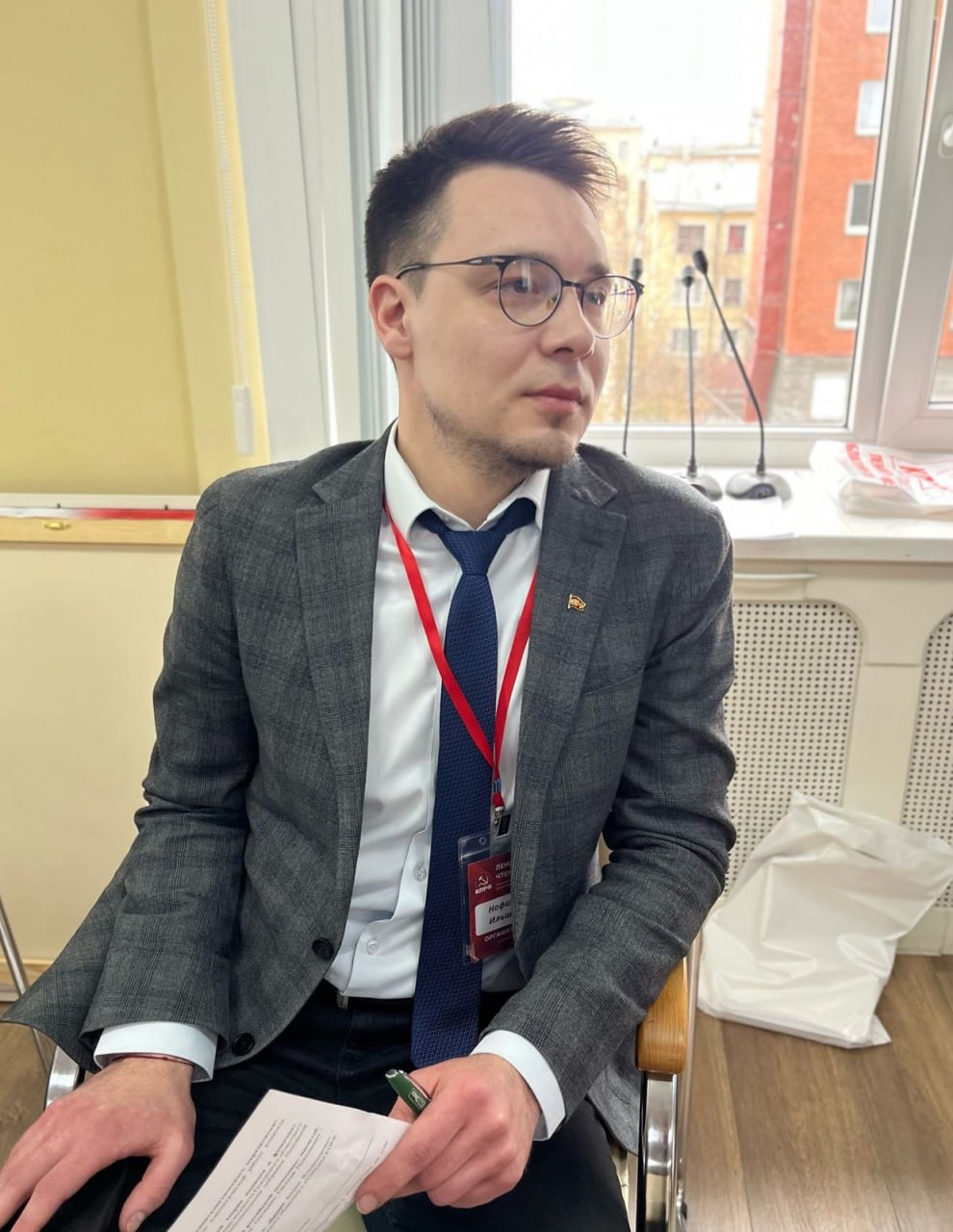 Активиста КПРФ задержали в Ленобласти из за акции против кофейного завода О задержании помощника депутата Госдумы по работе в Ленобласти Ильшата Нафикова пишет ОВД Инфо со ссылкой на адвоката Сергея Подольского Нафикова отвезли в отдел полиции 128 во Всеволожском районе По данным правозащитников активисту вменяют проведение несогласованного мероприятия ч 2 ст 20 2 КоАП РФ а именно акции против загрязнения воздуха в Мурине кофейным заводом Фаворит которая прошла 1 мая Что нужно знать Нафиков был одним из активистов которых силовики обвиняли в телефонном терроризме на фоне протестов в 2021 м и 2022 году В начале марта 2022 года Нафикова задержали после обысков Но дело прекратили и активист добился компенсации за незаконное преследование Фото соцсети Подписывайтесь на Бумагу и предлагайте новости