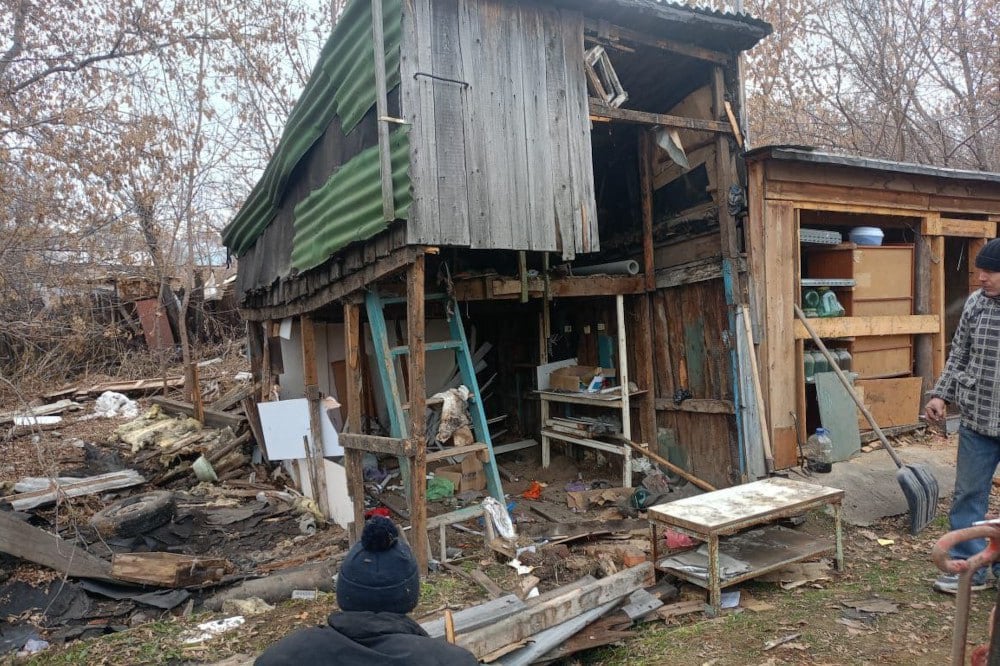 Автомойку с истёкшим сроком договора убрали с улицы Большой  В Новосибирске продолжают демонтировать незаконные нестационарные объекты. С улиц исчезли станция технобслуживания, деревянные постройки и торговый павильон. Работы по сносу провели по инициативе МКУ «Городской центр наружной рекламы», сообщает Telegram-канал мэрии.  С улицы Большой, 276а в Ленинском районе убрали автомойку, у которой истёк срок аренды участка. Освободили пространство площадью более 256 квадратных метров.  На Приисковой, 52 в Дзержинке сровняли с землёй самовольные постройки, занимавшие около 150 квадратов. На Высоцкого, 38 в Октябрьском районе разобрали павильон. Предприниматель торговал без договора на участок и согласия муниципалитета.  Кроме того, сегодня сотрудники МКУ «ГЦНР» избавили администрацию и жителей Центрального округа от бесхозного торгового киоска на улице Дачной, 5.  Уже ликвидировано более 250 таких объектов, добавили в городской администрации.  Фото: МКУ «Городской центр наружной рекламы»