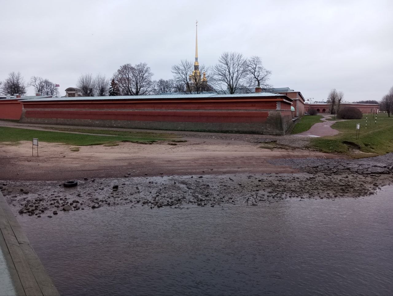 Доброе утро. Вчерашний циклон принес в Санкт-Петербург не только мокрый снег, но и полноценное пособие по  изменению уровня воды в городе, за два дня можно наглядно наблюдать сгон и нагон воды в центре Санкт-Петербурга. Уже неоднократно об этом рассказано, но давайте закрепим пройденный материал, потому что вопросы вчера возникали, где вода?   Вчера выходя из Петропавловской крепости, запечатлел понижение уровня воды. На первом снимке видно как оголялся берег, оставляя даже линии понижения уровня. Хотя понижение вчера было и не очень существенным, но до -70 см от ноля Кронштадтского футштока уровень понизился.   Выход циклона с юга и усиление восточного ветра приводит к сгону воды в акватории Финского залива, Невской губы на запад, а вместе с ней уходит и невская вода, оголяя реки и каналы Санкт-Петербурга.