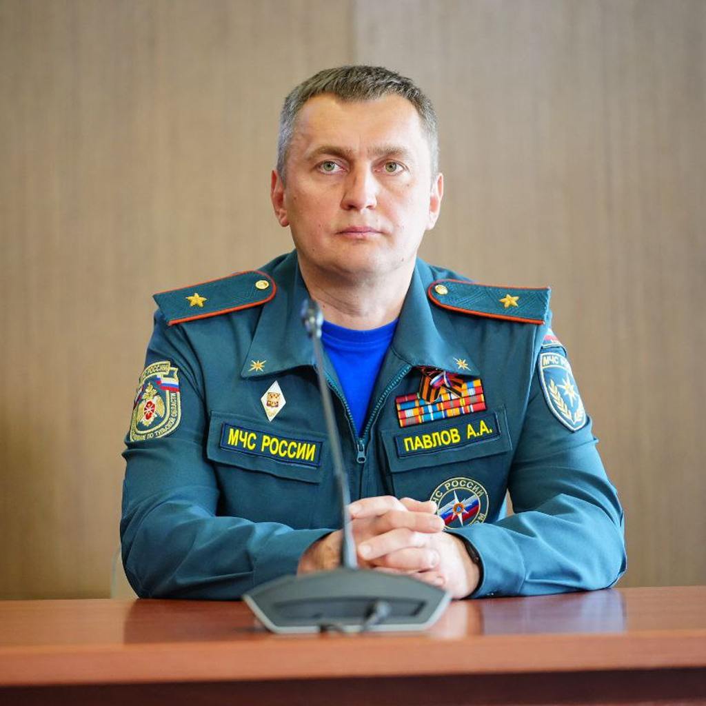 Движение на подмосковных дорогах восстановили полностью. Затруднения остались, но заторов нет, сообщил начальник главного управления МЧС России по Московской области Алексей Павлов. Сотрудники ведомства приступили к работе около 4:30 утра. В первую очередь освободили все проезжие части, дороги регионального и муниципального значения, а также железнодорожные пути — больше всего работы было в районе Вербилок на Савеловском направлении. Кроме того, МЧС Подмосковья помогает энергетикам восстановить сети электроснабжения. С этой целью сформировали два эшелона аварийных бригад. Первый эшелон: 20 бригад 72 человека . Они действуют в северо-западной части Московской области: Сергиев-Посад, Талдом, Дмитров, Клин, Солнечногорск, Истра. В случае ухудшения остановки подключат резерв — это еще 32 бригады 104 человека .