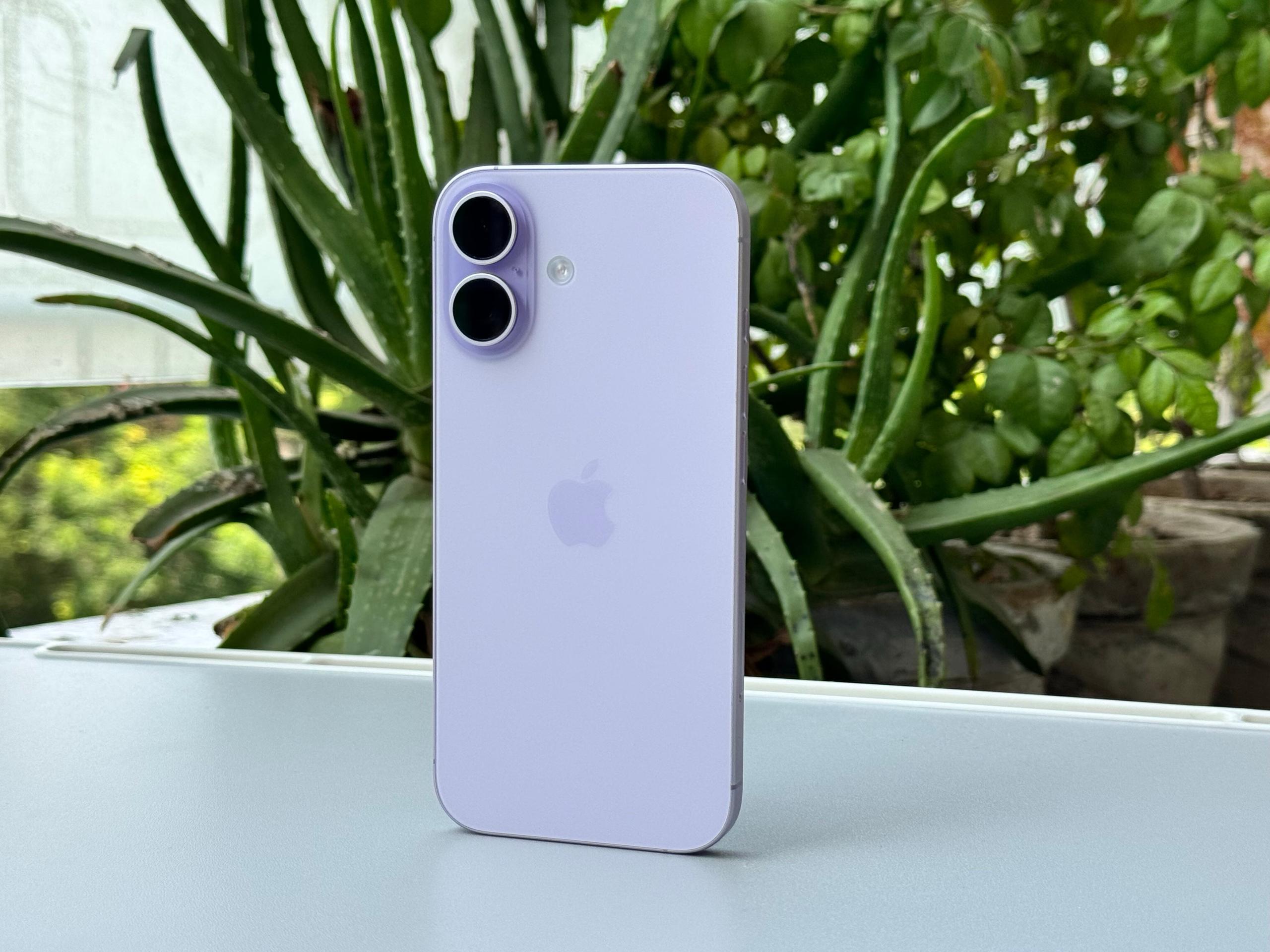 Apple запретила ввозить в Россию все iPhone из Индии За это магазины будут оштрафованы и заблокированы Официальные дистрибьюторы Apple направили предупреждение индийским магазинам В нём говорится что если любое устройство проданное через их торговую точку будет активировано в течение первых 90 дней с иностранной SIM картой то магазину будут грозить серьёзные штрафы и блокировка в системе Причина такой меры всплеск неофициального экспорта новых моделей iPhone особенно iPhone 17 в страны с более высокой маржой Россию Африку Ближний Восток В результате на индийском внутреннем рынке наблюдается нехватка этих моделей www iphones ru 1347159 новости iphonesru