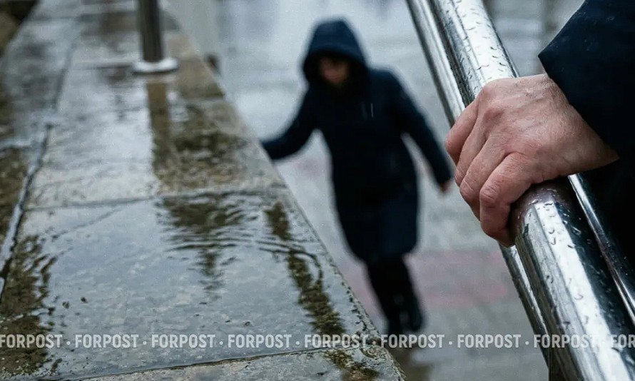 Жительница Севастополя добилась компенсации за травму на скользкой лестнице В 2021 году женщина поскользнулась на мокрой уличной лестнице возле Античного проспекта Результат сложный перелом три операции и долгая реабилитация Сначала суд отказал ей в компенсации от дептранса Тогда пострадавшая обратилась в прокуратуру Назначенная экспертиза показала лестница не соответствовала нормам безопасности особенно в дождь  Апелляционный суд обязал департамент транспорта выплатить ей более 450 тыс рублей за лечение потерянный доход и моральный вред ForPost ForPost в MAX