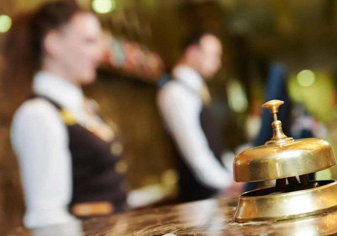 С 1 апреля россияне смогут заселяться в гостиницы по правам и биометрии Новый порядок будет действовать до марта 2032 года Помимо паспорта с 1 апреля 2026 года для заселения во все классифицированные средства размещения можно будет использовать водительское удостоверение биометрию или сервисы Госуслуг прокомментировал зампред комитета Госдумы по туризму Сергей Кривоносов Как сказал депутат эксперимент призван способствовать повышению качества услуг росту доверия к российскому гостиничному сектору и снижению количества конфликтных ситуаций Источник ТАСС Будь в курсе событий везде ОК VK MAX