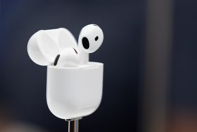 Apple планирует представить на WWDC несколько новых функций для AirPods, узнало 9to5mac. Среди них — определение сна, управление камерой iPhone и режим записи звука «в студийном качестве». До этого Bloomberg писало, что в AirPods также может появиться синхронный перевод с разных языков vc.ru/apple/2028705