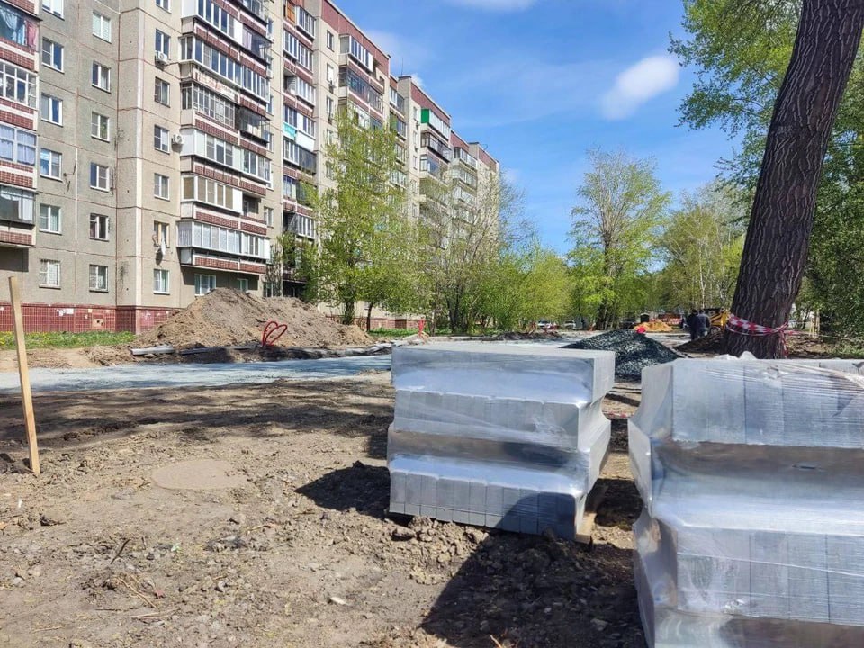 В Тракторозаводском районе Челябинска началось обустройство сквера с яблонями В одном из дворов Тракторозаводского района Челябинска появится уютный «карманный» сквер. Его строят на улице Первой Пятилетки — здесь проложат тротуары, поставят лавочки и качели, а для уюта высадят яблони, сирень и другие декоративные кустарники. — Работы по обновлению пространства ведется в рамках национального проекта «Инфраструктура для жизни», а сам объект определили жители района на голосовании. Работы по обустройству пространства завершат до 15 июля 2025 года, — отметили в городской мэрии. Сквер обещает стать новым местом притяжения для прогулок и отдыха, особенно весной, когда зацветут яблони Недзвецкого. В ближайшее время здесь установят освещение, урны и оформят зелёную зону.