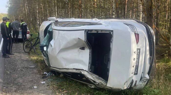 Руль Lada Vesta заклинило на скорости машина трижды перевернулась в кювете 24 летняя девушка за рулём с переломом позвоночника лежит в больнице подушки не сработали ЭРА ГЛОНАСС тоже Это первый официальный отказ руля после массового признания дефекта юристы уже собирают иск к АвтоВАЗу bezposhady