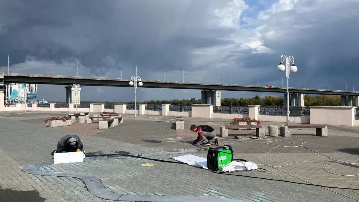 Барнаул 1 К монтажу арт объекта Обь приступили на набережной Сейчас устанавливают постамент для скульптуры который будет состоять из армированной монолитной подушки и металлокаркаса Работы планируют завершить до конца октября Подписаться Прислать новость
