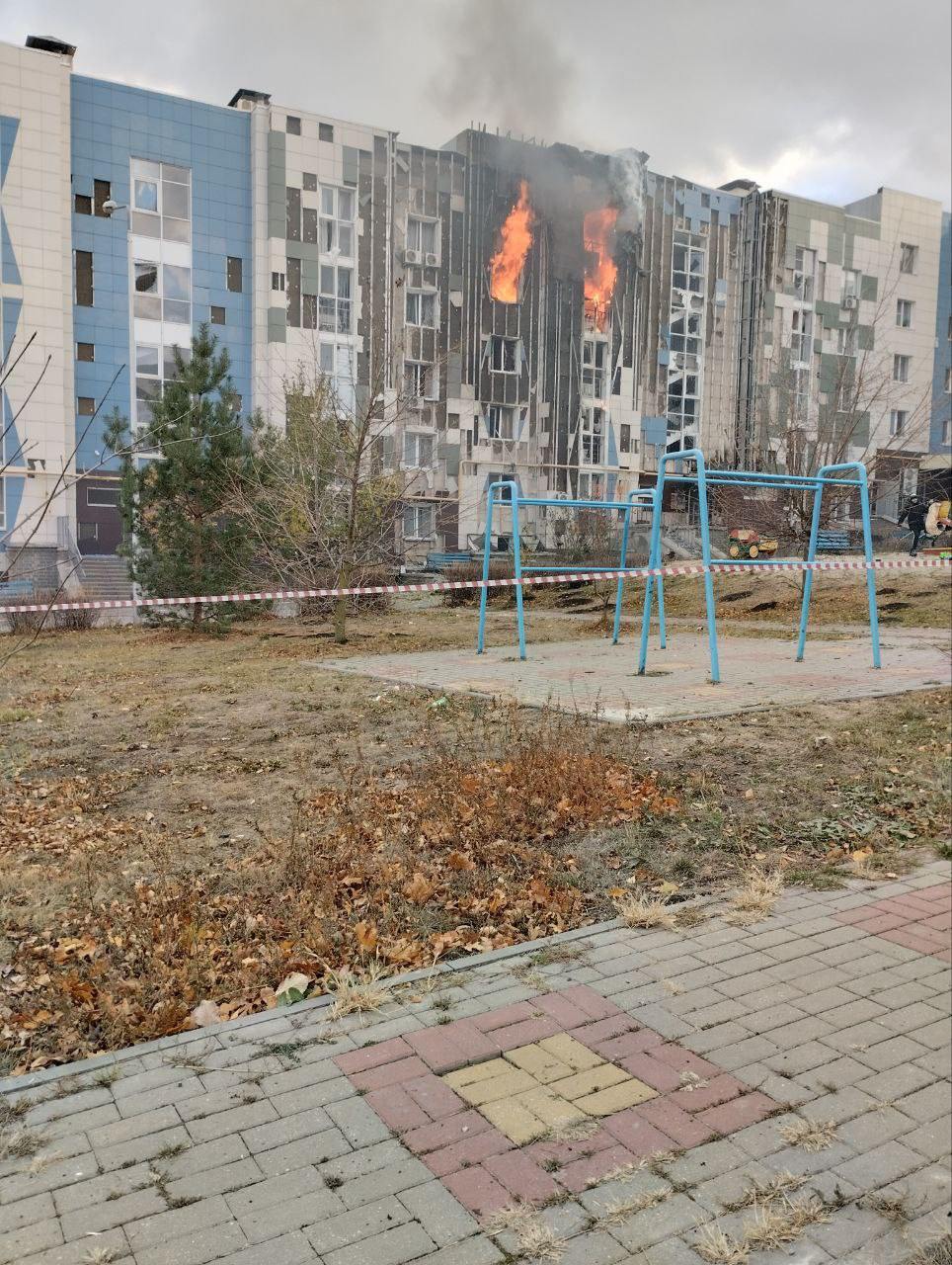 В результате вчерашней атаки беспилотника в трёх домах в мкр Новая жизнь повреждены 40 квартир, 24 автомобиля и объект торговли.   Пострадал один человек, ещё одному помощь оказали на месте.    Пoдпишись на «Белгород №1»